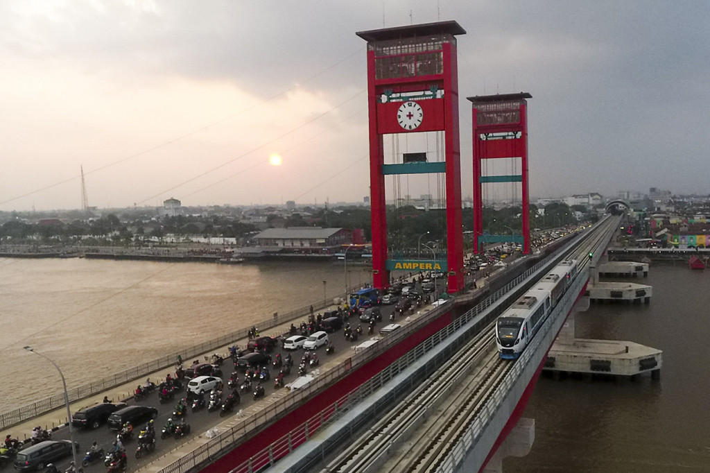 Selain itu dikebut juga proyek dua jembatan Musi yaitu Musi IV, Musi VI, dua jembatan layang Keramasan, simpang Bandara SMB II serta mempercantik Jembatan Ampera yang merupakan ikon dari kota empek-empek tersebut.