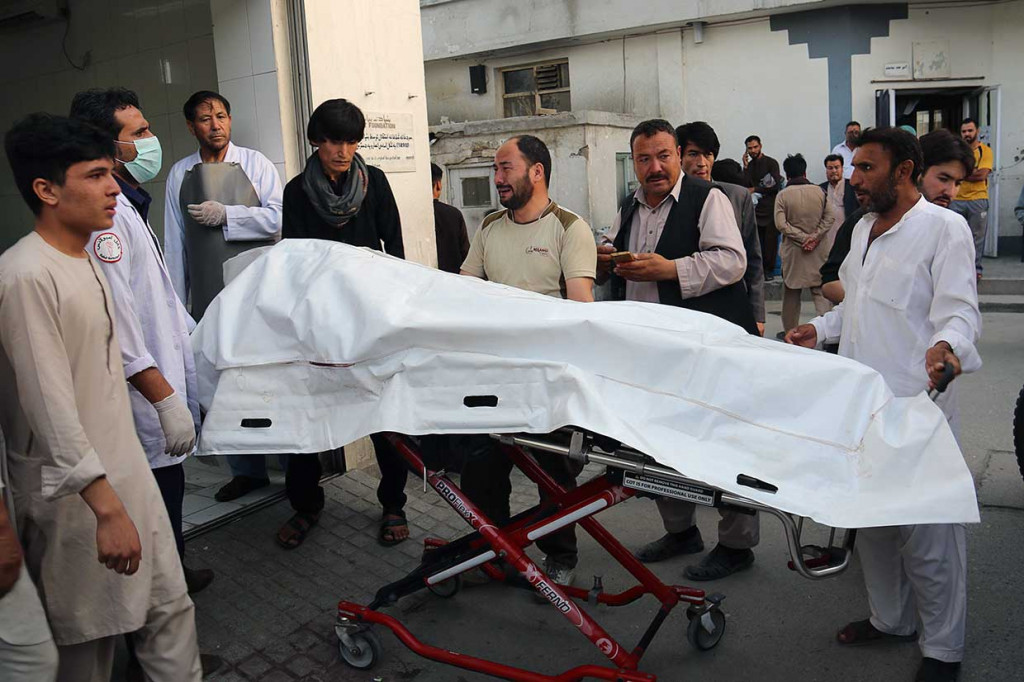Relawan membawa jenazah ke rumah sakit setelah serangan bom bunuh diri menyasar sebuah sekolah swasta di Kabul, Afghanustan, Rabu, 15 Agustus 2018 waktu setempat.