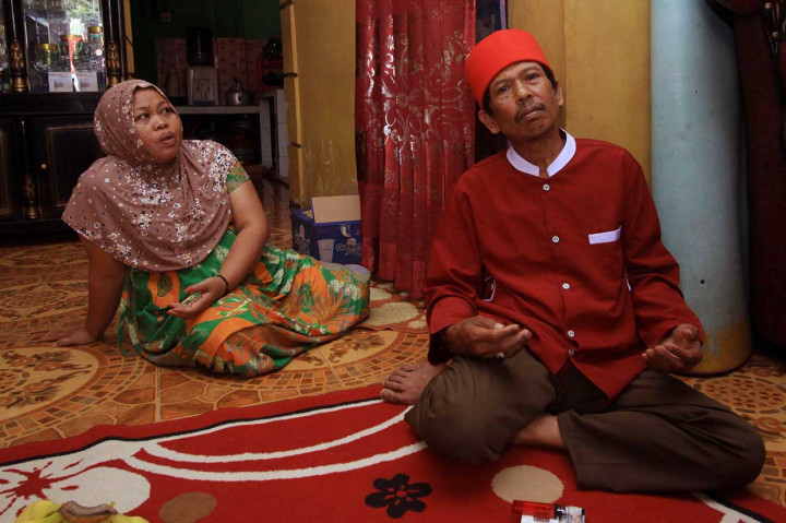 Orang tua Siti Aisyah, Asria dan Benah saat ditemui di rumah mereka di Serang, Banten. Ny Benah yakin anaknya tidak berniat untuk membunuh. Dia berhadap Siti tidak akan divonis bersalah. 