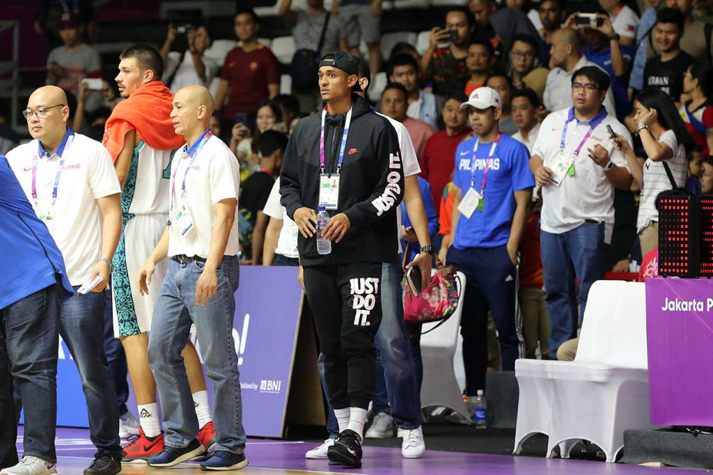 Pebasket Filipina Jordan Clarkson (jaket hitam) yang bermain di klub NBA Cleveland hadir mendukung negaranya bertanding di babak penyisihan grup D Asian Games ke-18 melawan Kazakhstan, di Hall Basket Senayan, Jakarta, Kamis, 16 Agustus 2018. INASGOC/Antara Foto/Rocky Padila