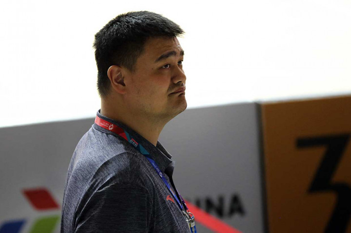 Legenda basket Tiongkok Yao Ming turut menyaksikan pertandingan Filipina melawan Kazakstan. Kehadiran mantan bintang Houston Rockets tersebut sempat mengejutkan para penonton. INASGOC/Antara Foto/Rocky Padila