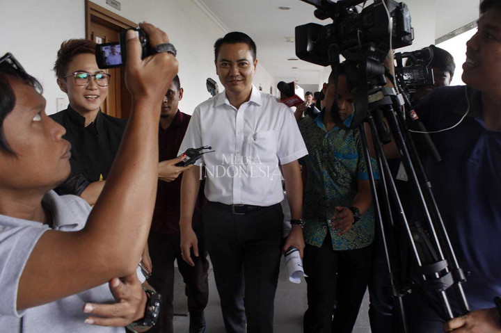 Mantan anggota Komisi I DPR RI Fayakhun Andriadi (kemeja putih) bergegas meninggalkan ruangan seusai menjalani sidang dakwaan terkait kasus dugaan suap proyek satelit monitoring di Badan Keamanan Laut (Bakamla), di Pengadilan Tipikor, Jakarta Pusat, Kamis, 16 Agustus 2018.