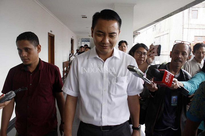 Dalam sidang, Jaksa KPK mendakwa Fayakhun menerima suap sekitar Rp 12 miliar atas pengurusan proyek Bakamla senilai Rp 12 triliun dari Direktur  PT Merial Esa, Fahmi Darmawansyah melalui anak buahnya M Adami Okta.