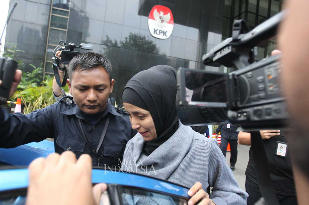 Ike Rahmawati yang diperiksa sekitar satu jam 30 menit memilih bungkam saat dikonfirmasi awak media seputar pemeriksaannya kali ini. Ike langsung berjalan cepat menuju taksi yang telah menunggunya di depan lobi Gedung KPK, Kamis, 16 Agustus 2018.