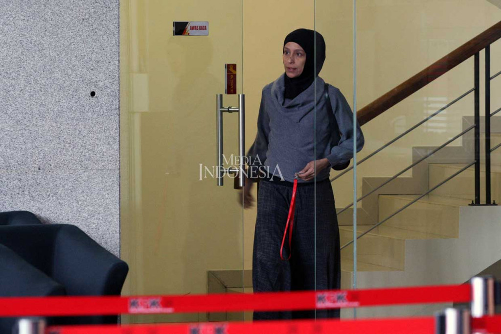 KPK memeriksa Ike sebagai saksi untuk tersangka Fahmi Darmawansyah. Fahmi yang merupakan suami Inneke diduga memberi suap kepada mantan Kalapas Sukamiskin Wahid Husen terkait jual beli fasilitas mewah kepada napi di lapas tersebut.