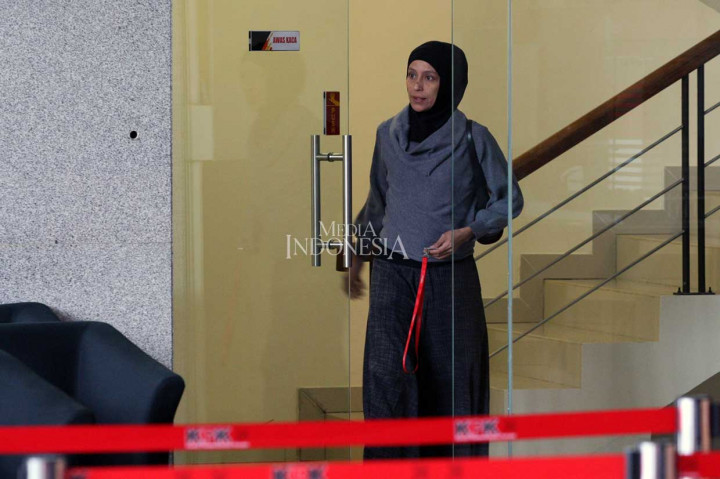 KPK memeriksa Ike sebagai saksi untuk tersangka Fahmi Darmawansyah. Fahmi yang merupakan suami Inneke diduga memberi suap kepada mantan Kalapas Sukamiskin Wahid Husen terkait jual beli fasilitas mewah kepada napi di lapas tersebut.