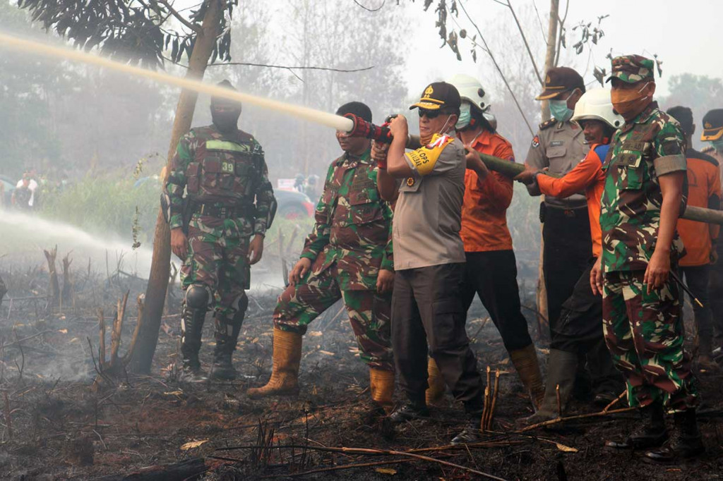 Kodam XII/Tanjungpura dan Polda Kalbar bersinergi dalam menanggulangi kebakaran hutan dan lahan yang saat ini sedang terjadi secara masif serta merata di 14 kabupaten/kota di wilayah Kalbar.
