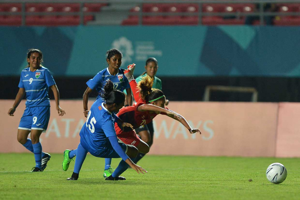 Empat menit berselang Indonesia mendapatkan hadiah penalti setelah Zahra dilanggar oleh Zaahiya Aminath.