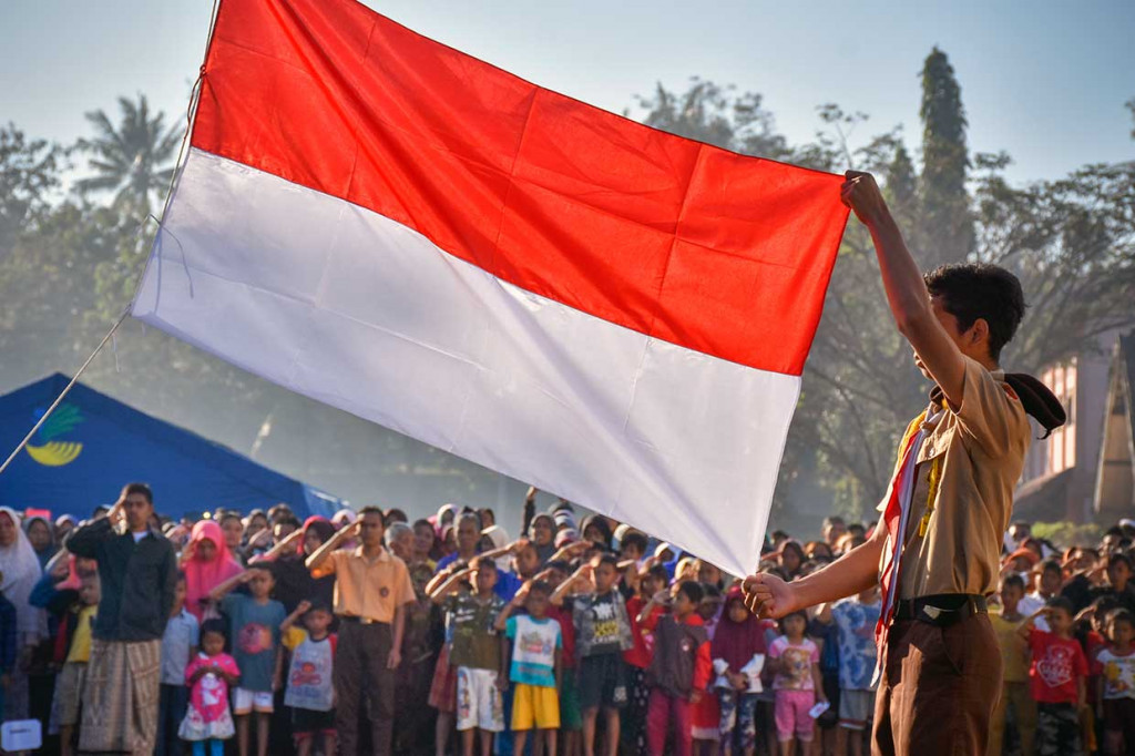 Sejumlah pengungsi korban gempa bumi mengikuti apel bendera peringatan HUT ke-73 RI di Posko Pengungsian Gunungsari, Lombok Barat, NTB, Jumat, 17 Agustus 2018.
