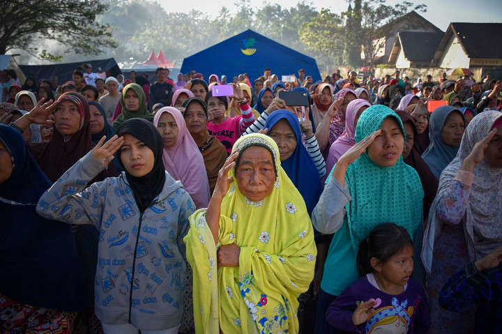 Meski penuh dengan keterbatasan, para pengungsi korban gempa tetap dengan khidmat dan antusias mengikuti upacara HUT ke-73 RI.