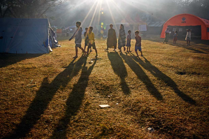Sejumlah anak-anak korban gempa bumi bersiap mengikuti apel bendera peringatan HUT ke-73 RI.