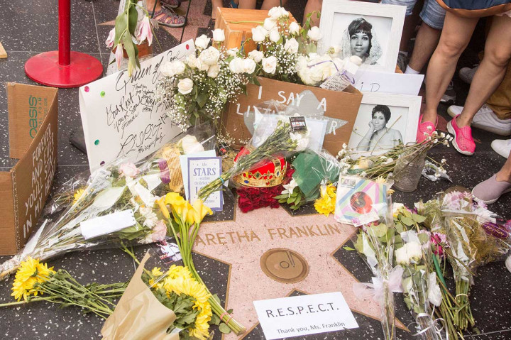 Penggemar meletakkan karangan di bintang milik mendiang Aretha Franklin di Hollywood Walk of Fame di Hollywood, California, Kamis, 16 Agustus 2018. AFP Photo/Mark Ralston