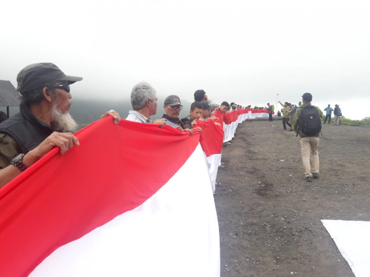 Petugas berada di tempat kejadian tergelincirnya pesawat XiamenAir di Bandara Manila, Filipina, Jumat, 17 Agustus 2018.