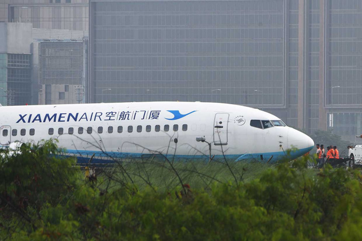 Para penumpang kemudian dievakuasi lewat pintu darurat. Empat orang menderita luka ringan akibat insiden tersebut. Penyebab kecelakaan sedang dalam penyelidikan.