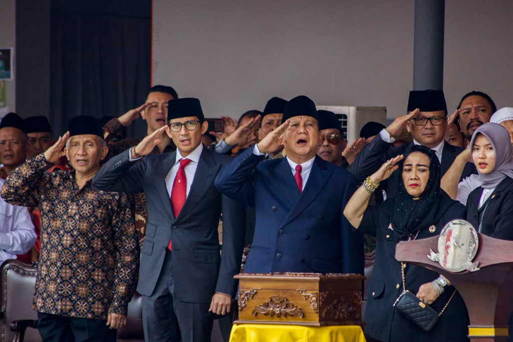 Ketua Yayasan Pendidikan Bung Karno Rachmawati Soekarnoputri (kedua kanan) bersama bakal capres-cawapres Prabowo Subianto (tengah) dan Sandiaga Uno (kedua kiri) serta politisi senior PAN Amien Rais (kiri) mengikuti Upacara Peringatan Detik-detik Proklamasi Kemerdekaan ke-73 di Universitas Bung Karno (UBK), Jakarta.