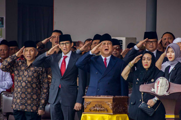 Ketua Yayasan Pendidikan Bung Karno Rachmawati Soekarnoputri (kedua kanan) bersama bakal capres-cawapres Prabowo Subianto (tengah) dan Sandiaga Uno (kedua kiri) serta politisi senior PAN Amien Rais (kiri) mengikuti Upacara Peringatan Detik-detik Proklamasi Kemerdekaan ke-73 di Universitas Bung Karno (UBK), Jakarta.