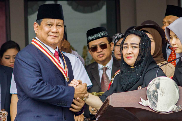 Rachmawati Soekarnoputri berjabat tangan dengan Prabowo Subianto usai mengikuti Upacara Peringatan Detik-detik Proklamasi Kemerdekaan ke-73.