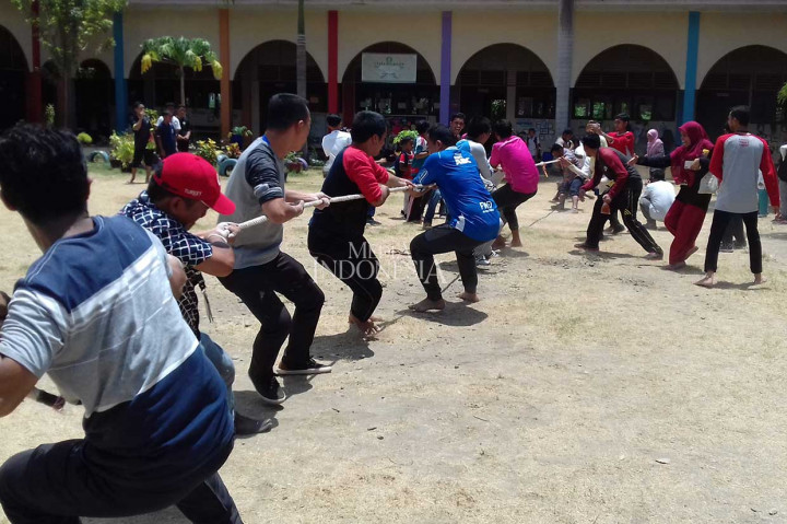 Warga mengikuti lomba balap karung dengan cara jalan jongkok dan menggunakan helm di Jalan Menteng Tenggulun, Jakarta Pusat. MI/Bary Fathahilah