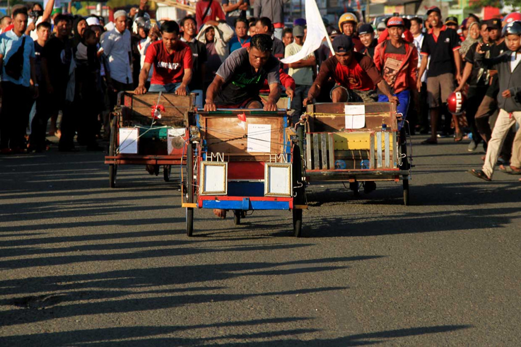 Peserta saling memacu becak saat lomba balap becak di depan Anjungan Manakarra Mamuju, Sulawesi Barat. Antara Foto/Akbar Tado
