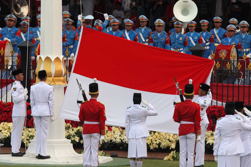 Tiga orang lainnya dari Kelompok 8 yang bertugas menurunkan bendera ialah M Genta Lambang sebagai Komandan Kelompok 8 dari Provinsi Lampung, Ananda Micola sebagai pengerek bendera yang mewakili Provinsi Jawa Timur, dan Dyka Ade Susilo sebagai pembentang bendera dari Provinsi Kalimantan Selatan. Dalam menjalankan tugasnya, Tim Bangsa akan dikomandoi oleh Kapten Infanteri Teguh Widakdo SE.