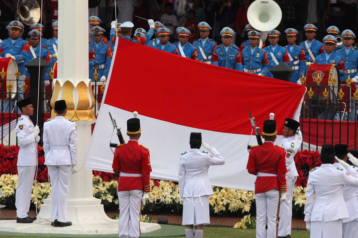 Tiga orang lainnya dari Kelompok 8 yang bertugas menurunkan bendera ialah M Genta Lambang sebagai Komandan Kelompok 8 dari Provinsi Lampung, Ananda Micola sebagai pengerek bendera yang mewakili Provinsi Jawa Timur, dan Dyka Ade Susilo sebagai pembentang bendera dari Provinsi Kalimantan Selatan. Dalam menjalankan tugasnya, Tim Bangsa akan dikomandoi oleh Kapten Infanteri Teguh Widakdo SE.