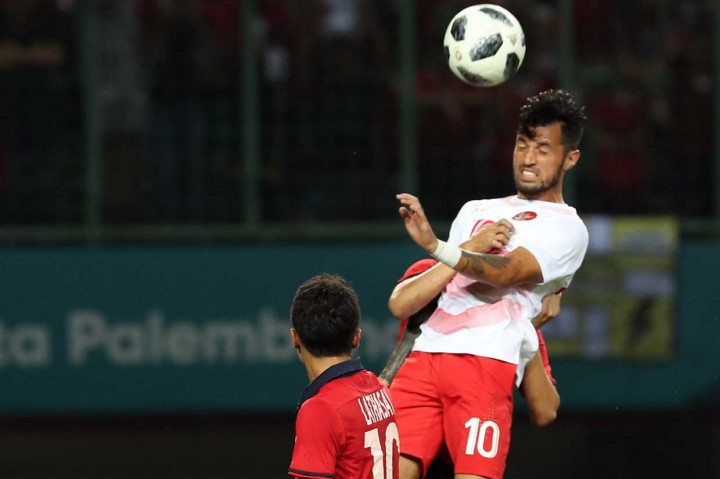 Saat laga baru berjalan dua menit, Indonesia langsung mendapat peluang melalui Stefano Lilipaly. Tapi sundulan pemain naturalisasi Belanda itu tepat ke arah kiper Laos  Paseuth Saymanolinh. INASGOC/Antara Foto/Carlie