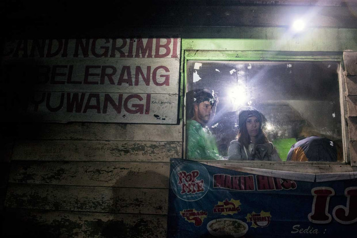 
Sejumlah pendaki menghangatkan tubuh di warung kopi sebelum mendaki, sebagian lainnya memeriksa perlengkapan pendakian seperti lampu dan makanan. Tak hanya orang dewasa, anak-anak didampingi orang tuanya juga sibuk mempersiapkan perbekalan.

 Suhu di lokasi tidak bisa dianggap enteng, karena medan pendakian yang menanjak dan berkelok serta udara yang dingin sangat mempengaruhi daya tahan tubuh para pendaki.