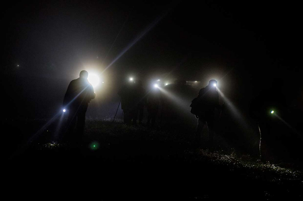 Untuk mencapainya, para pendaki harus menaklukkan tanjakan berkelok di kawasan tersebut dalam dinginnya suhu udara. Beberapa orang harus menghela nafas dan meminum air guna menghilangkan rasa lelah, sementara lainnya terus menanjak demi mengejar eksotika api biru sebelum matahari terbit.