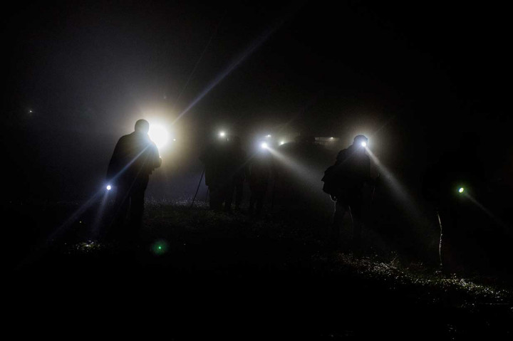 Untuk mencapainya, para pendaki harus menaklukkan tanjakan berkelok di kawasan tersebut dalam dinginnya suhu udara. Beberapa orang harus menghela nafas dan meminum air guna menghilangkan rasa lelah, sementara lainnya terus menanjak demi mengejar eksotika api biru sebelum matahari terbit.