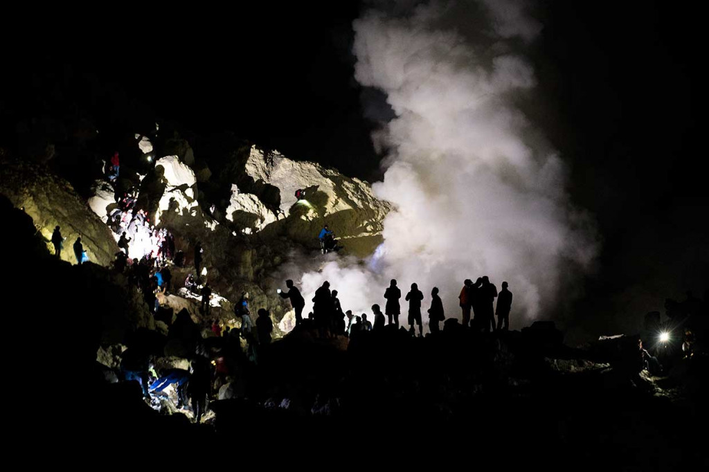 Kawah Ijen merupakan sebuah danau kawah yang memiliki warna biru tosca yang terletak di puncak gunung Ijen pada ketinggian 2.443 meter di atas permukaan laut. Kawah seluas 5466 Ha itu dikaruniai api biru (Blue Fire) yang menjadi daya tarik utama bagi wisatawan.