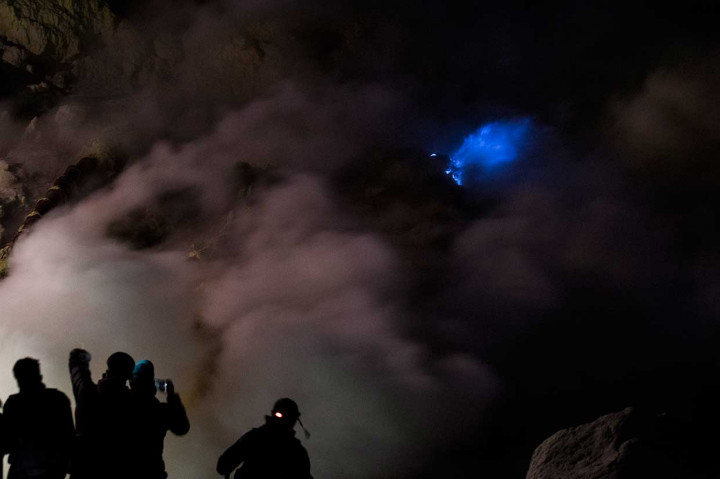 Hingga pukul 02.00 WIB ratusan pendaki lokal maupun mancanegara terlihat ramai dan memadati puncak serta di bawah kawah untuk mengabadikan api biru atau menikmati keindahan puncak gunung Ijen.