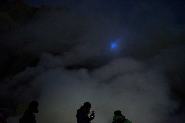 Kawah dengan kedalaman 200 meter tersebut menjadi salah satu dari dua lokasi di dunia yang memiliki fenomena api biru selain Islandia. Maka tak heran jika fenomena itu menjadi tujuan utama pendaki dari berbagai pelosok negeri hingga mancanegara. 