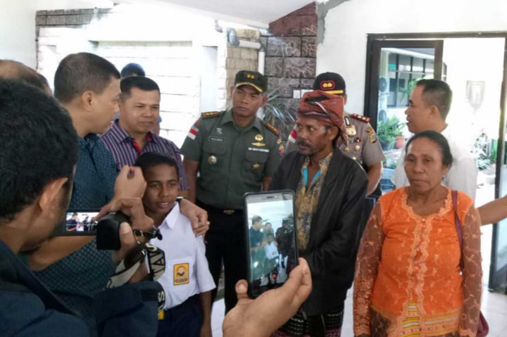 Johanis Gama Marshal Lau bersiap memenuhi undangan Pemerintah Pusat. Didampingi kedua orang tuanya, Kapolres Belu AKBP C Tobing, dan Dandim Belu Letkol Inf Putu Dwi, Joni berangkat ke Jakarta dengan menggunakan Pesawat Batik Air nomor penerbangan ID - 6541 dari Bandara El Tari, Kupang, Sabtu, 18 Agustus.
