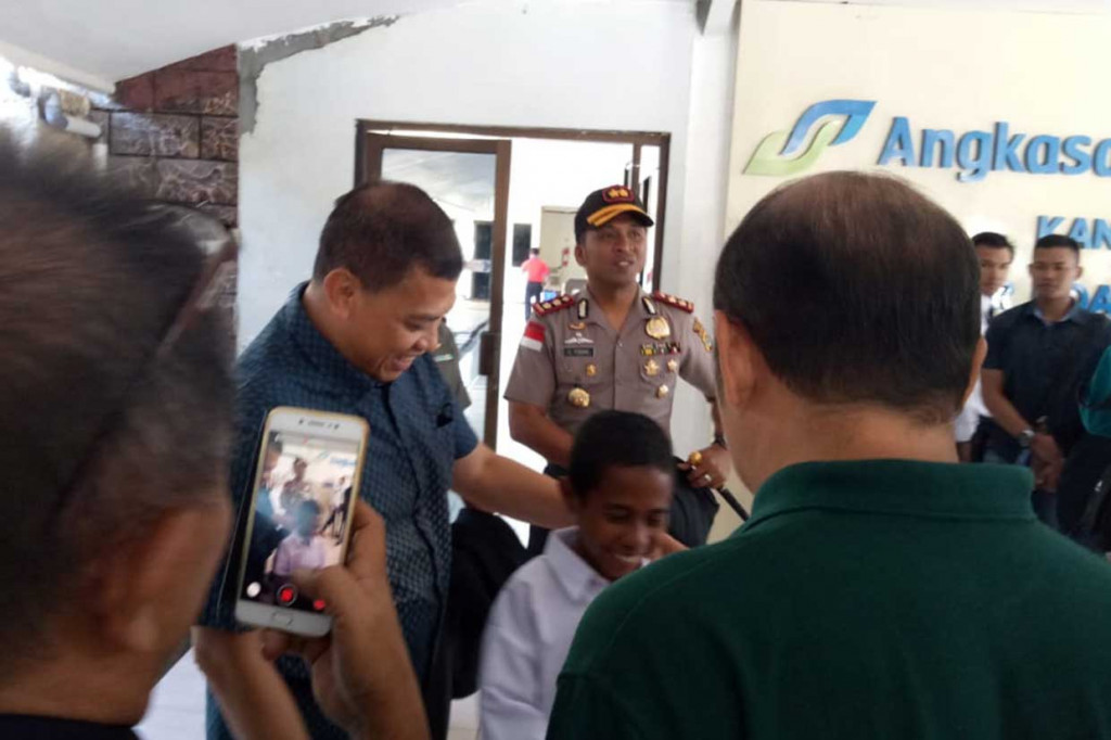 Joni diundang Pemerintah Pusat atas aksinya memanjat tiang bendera untuk mengambil bagian tali yang terlepas saat dibentangkan pada pelaksanaan Upacara HUT RI di Pos PLBN RI - RDTL, Jumat, 17 Agustus.