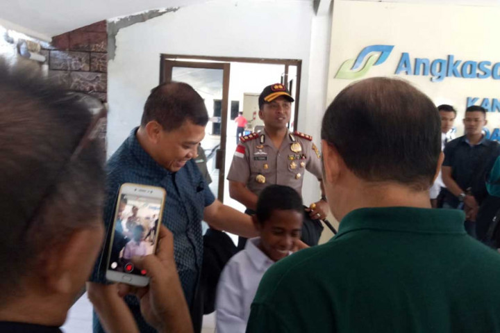 Joni diundang Pemerintah Pusat atas aksinya memanjat tiang bendera untuk mengambil bagian tali yang terlepas saat dibentangkan pada pelaksanaan Upacara HUT RI di Pos PLBN RI - RDTL, Jumat, 17 Agustus.