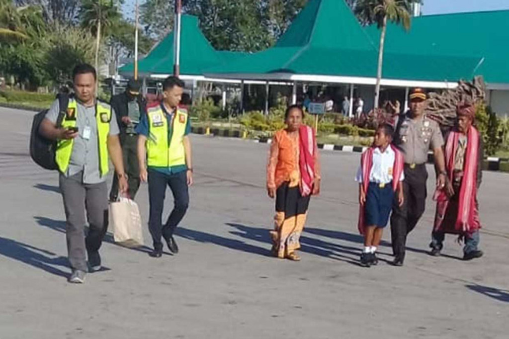 Aksi heroiknya tersebut menjadi viral di jejaring media sosial dan mendapatkan apresiasi dari berbagai kalangan karena dianggap menjadi pahlawan penyelamat upacara yang nyaris gagal tersebut. Mulai dari Wakil Bupati Belu, bedah rumah oleh Polres Belu, beasiswa hingga tamat kuliah dari PLN.