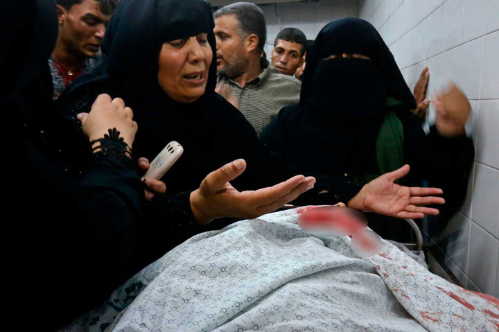 Sadi Moamer, 26, dan satu warga Palestina lainnya Karim Abu Fatayer, 30, ditembak mati oleh tentara Israel dalam bentrokan di sepanjang perbatasan Gaza, Jumat. Kedua pria tersebut mengalami luka tembak di kepala. Sementara setidaknya 270 orang Palestina lainnya terluka, 70 di antaranya karena tembakan. Kematian itu membuat jumlah warga Palestina terbunuh oleh pasukan Israel menjadi 170 orang sejak unjuk rasa mingguan dimulai pada 30 Maret.