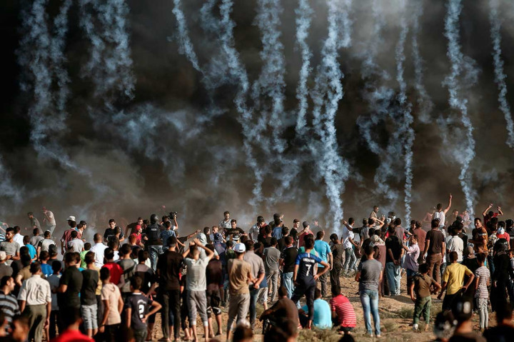 Sekitar 20 ribu warga Palestina ambil bagian dalam unjuk rasa pada Jumat di beberapa ratus meter dari pagar perbatasan Jalur Gaza, dengan puluhan orang mendekat dan membakar ban. Gerakan itu untuk meminta hak atas tanah orang Palestina yang dirampas Israel dalam perang pada 1948, dan untuk mengakhiri pengucilan Israel-Mesir atas Gaza. Aksi mereka dibalas dengan tembakan peluru dan gas air mata.
