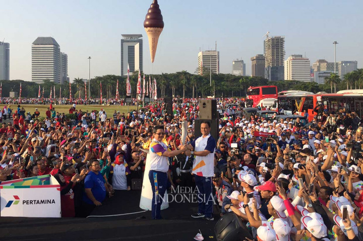 Gubernur DKI Jakarta Anies Baswedan menjadi pelari pertama yang membawa obor Asian Games dari Lapangan Monas, untuk dikirab menuju Gelora Bung Karno (GBK) Senayan. MI/Budi Ernanto