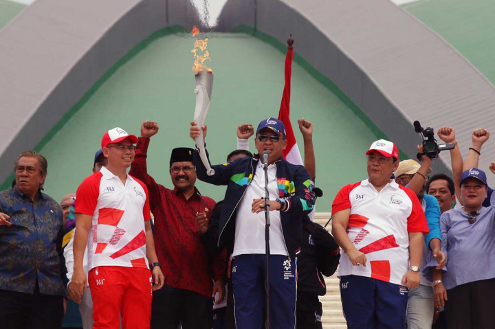 Tiba di Gedung DPR RI, obor diserahkan secara simbolis oleh mantan atlet tinju nasional Cjris John kepada Ketua DPR Bambang Soesatyo, untuk dibawa ke Gedung Kementerian Pemuda dan Olah Raga. Antara Foto/Rivan Awal Lingga
