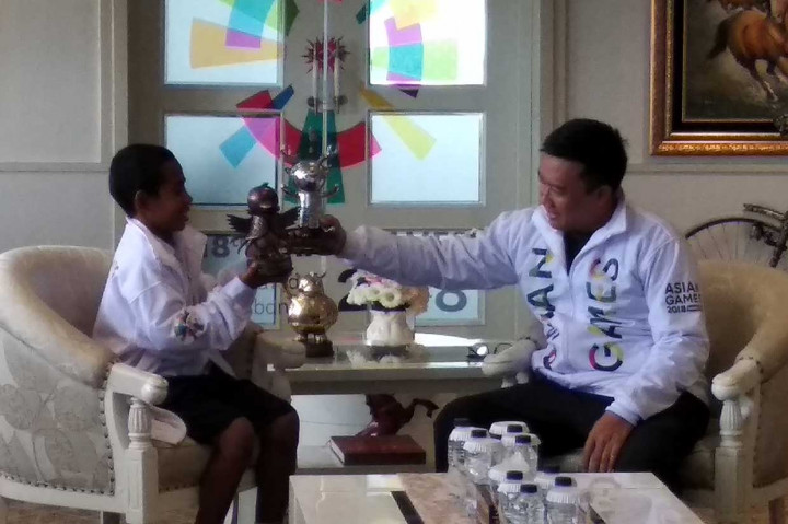 Siswa kelas 1 SMP Negeri 1 Silawan, NTT itu menjadi viral setelah aksinya memanjat tiang bendera untuk mengambil bagian tali yang terlepas saat dibentangkan pada pelaksanaan Upacara HUT RI di Pos PLBN RI - RDTL, Jumat, 17 Agustus.
