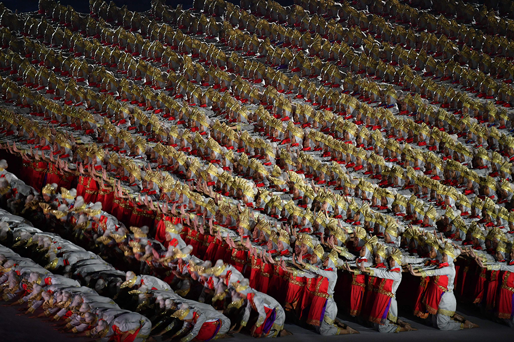 Ribuan penari membawakan tarian saman pembukaan Asian Games 2018 di Stadion Utama GBK, Senayan, Jakarta. Afp Photo/Adek Berry