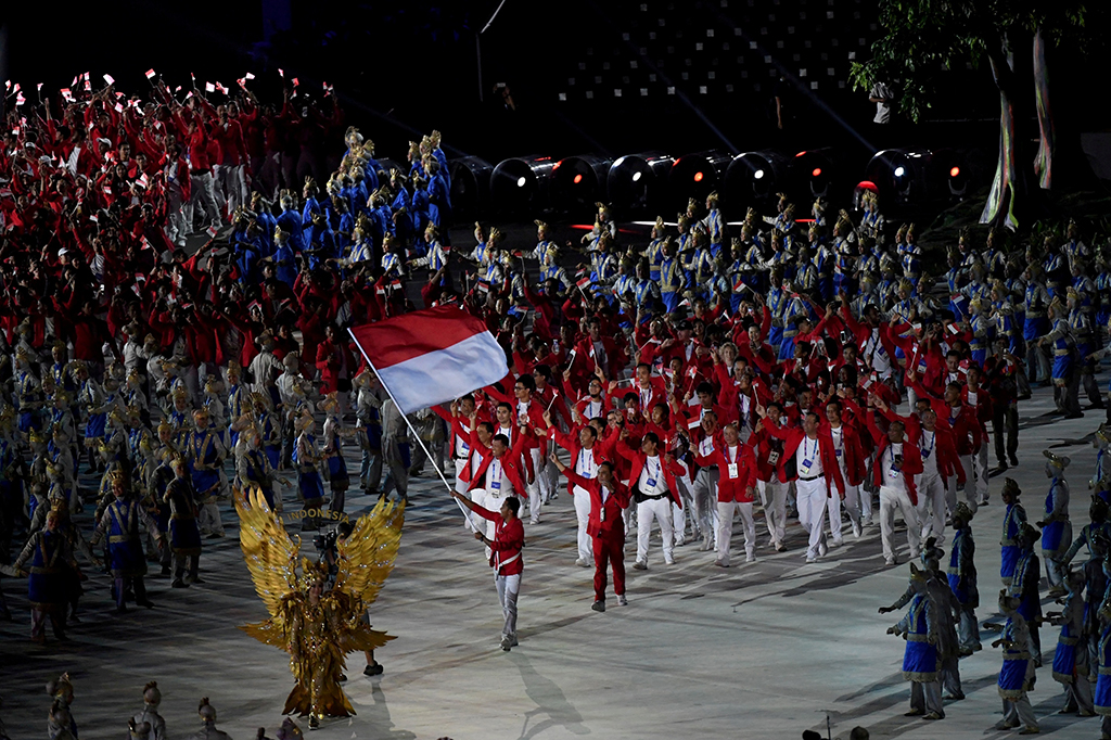Atlet kontingen Indonesia memasuki stadion pada pembukaan Asian Games 2018 di Stadion Utama Gelora Bung Karno (SUGBK), Jakarta. Atlet renang I Gede Siman Sudartawa dipercaya menjadi pembawa bendera Merah Putih. INASGOC/Antara Foto/Boy T. Harjanto