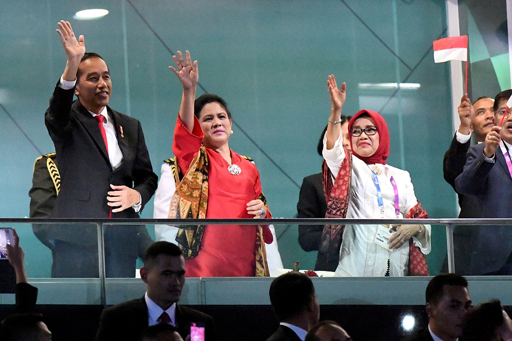 Presiden Joko Widodo (kiri) bersama Ibu Iriana Joko Widodo (kedua kiri), Wapres Jusuf Kalla (kanan) dan Ibu Mufidah Jusuf Kalla (kedua kanan) melambaikan tangan ke kontingen Indonesia yang melintas saat berparade. INASGOC/Antara Foto/Irwin Fedriansyah