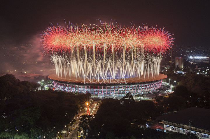 Pesta kembang api mewarnai pembukaan Asian Games 2018 di Stadion Utama Gelora Bung Karno, Senayan, Jakarta. Sebanyak kurang lebih 11 ribu atlet dari 45 negara Asia berpartisipasi di ajang empat tahunan yang mempertandingkan 40 cabang olahraga. MI/Ramdani
