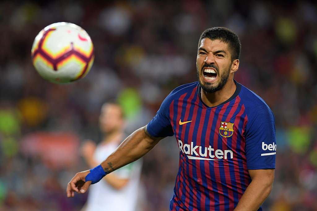 Kesempatan bagi Barcelona untuk unggul juga disia-siakan Luis Suarez pada menit ke-19 setelah tendangannya tidak tepat sasaran. Begitu juga dengan kans dari Dembele menit ke-31 yang belum bisa menggetarkan gawang Alaves.