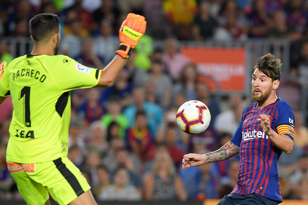 Pada menit ke-38 suporter tuan rumah hampir membuat gemuruh Camp Nou setelah tendangan bebas kaki kiri Messi hanya membentur mistar gawang Alaves.