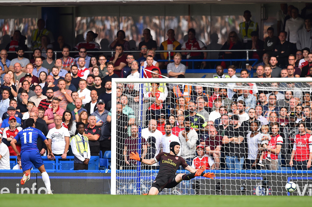 Chelsea unggul lebih dulu pada menit kesembilan berkat gol Pedro. Pemain asal Spanyol itu membobol gawang Petr Cech setelah memanfaatkan kompatriotnya, Marcos Alonso. Afp Photo/Glyn Kirk
