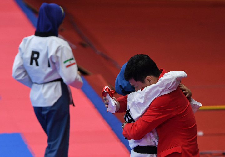 Turun di final nomor tunggal putri poomsae di Plenary Hall Jakarta Convention Center (JCC), Defia berhasil mengalahkan Marjan Salahshouri (Iran). Afp Photo/Chaideer Mahyuddin
