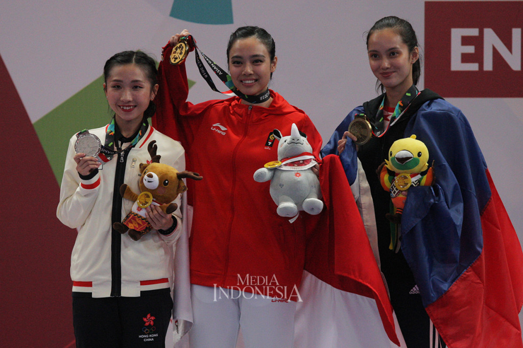 Atlet wushu putri Indonesia Lindswell Kwok saat penyerahan medali emas yang didapatnya pada nomor Taijiquan putri Asian Games 2018 di JIexpo, Kemayoran, Jakarta.  MI/Ramdani